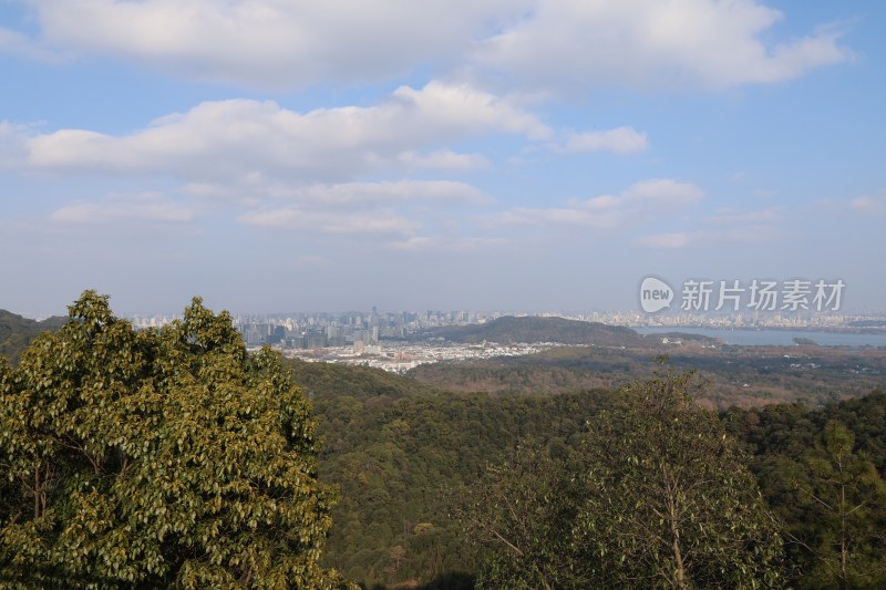 山林间远眺城市风光