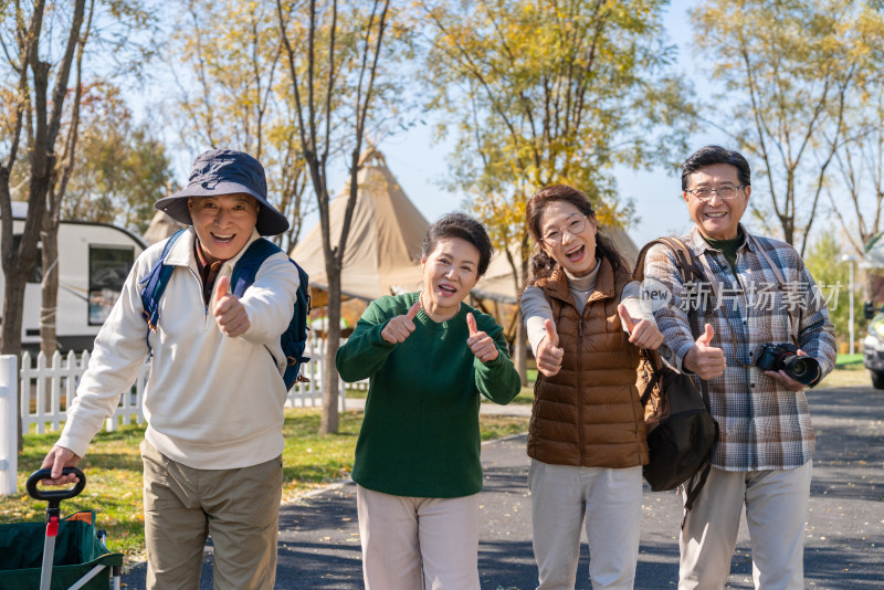 一群中老年人在房车露营地度假