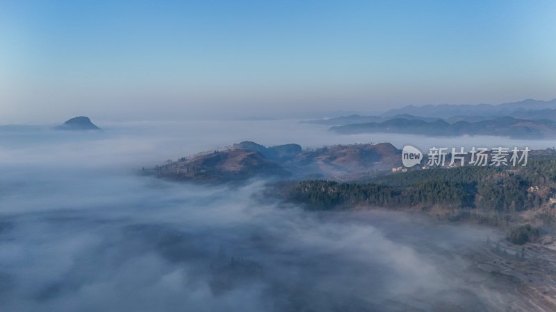 重庆酉阳：雾锁青山村庄靓