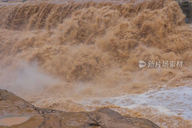 山西临汾壶口瀑布，黄河奔流，泥沙翻腾特写