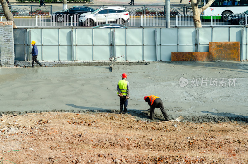 工地上进行地面平整的工人