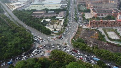 广东东莞：道路早高峰