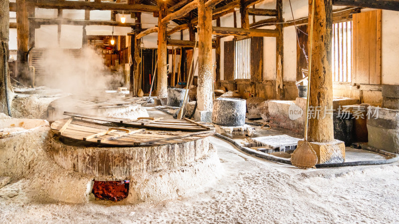 四川自贡市燊海井的灶房煮卤水制盐