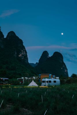 阳朔户外山水露营车夜晚生活