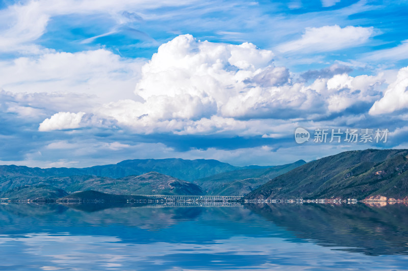 中国云南省大理市洱海山水相映白天自然风光
