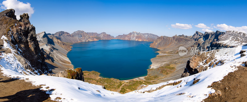 长白山南坡拍摄雪后蓝天下的天池火山湖全景