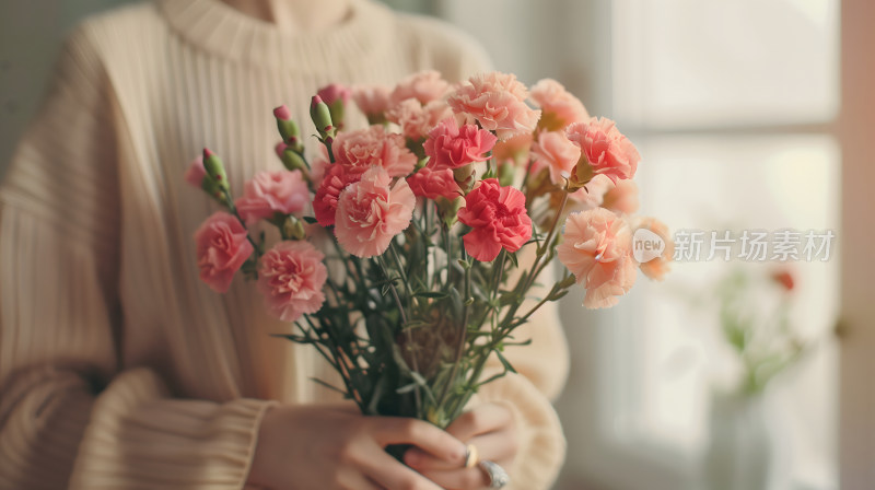 女人手捧着一束鲜花