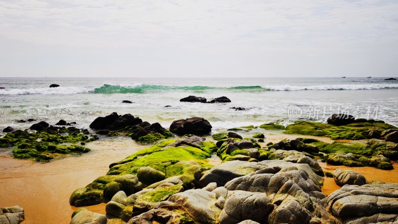 海南陵水小赤岭的长满青苔的礁石与大海