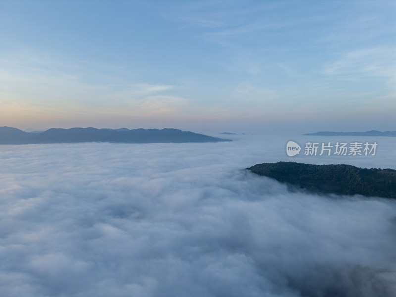 航拍云海之上的山峦