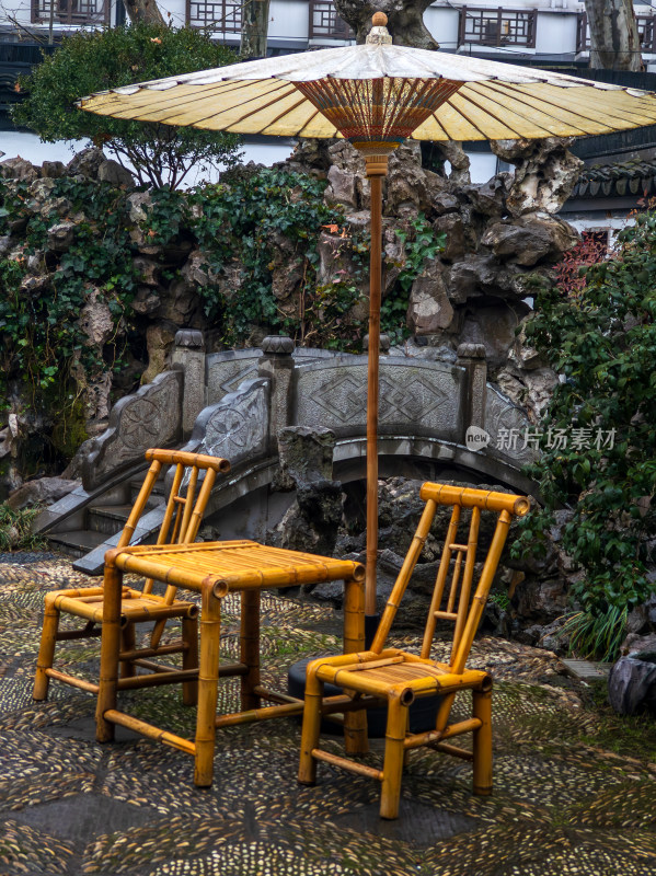 瞻园庭院雨伞与竹椅