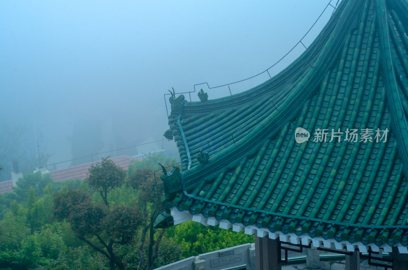 青岛小鱼山，大雾中的绿色琉璃瓦亭子