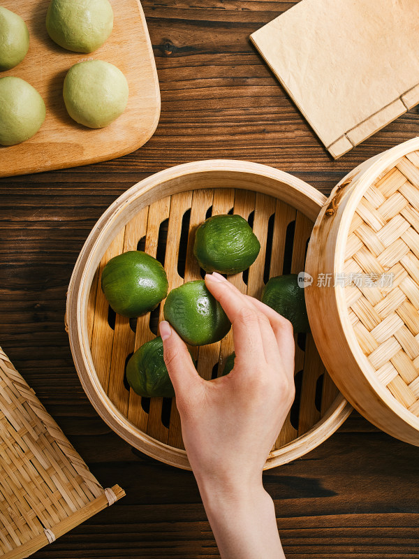 手拿清明节美食青团