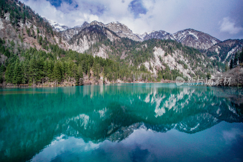 九寨沟的清澈湖水景观