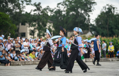 少数民族服饰展示