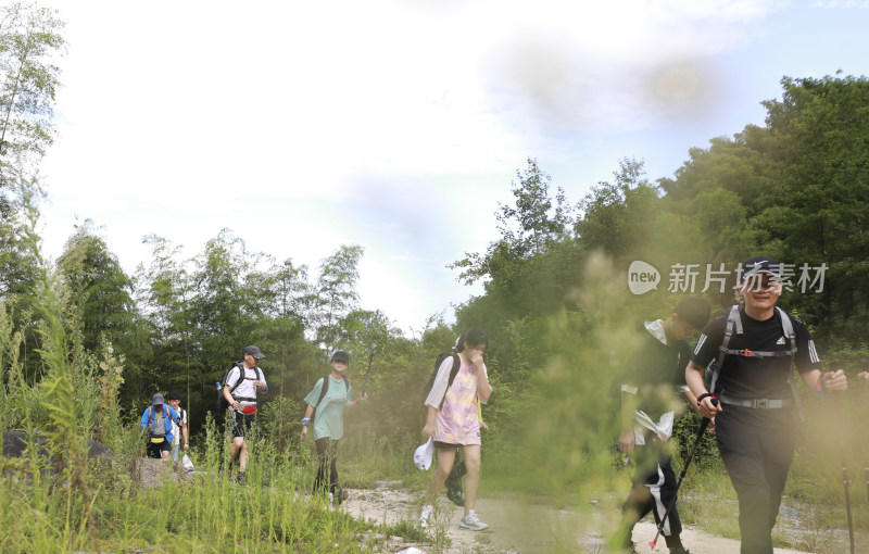 山间草地与层叠山脉风景  武功山 徒步