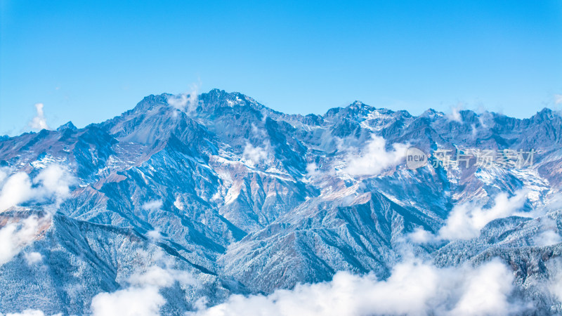 四川成都西岭雪山上空的云海群山航拍