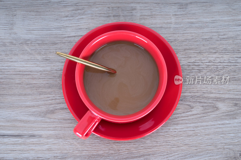 一杯冲好的热咖啡在桌子上