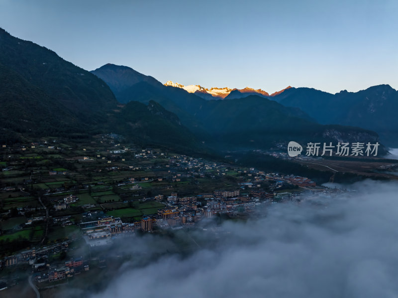 云南怒江傈僳族丙中洛人神共居秋色高空航拍