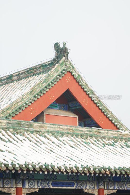 古建筑屋顶积雪特写