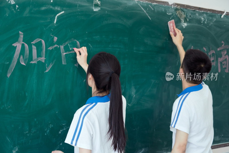 教室里讲台上为高考加油激励的高中生