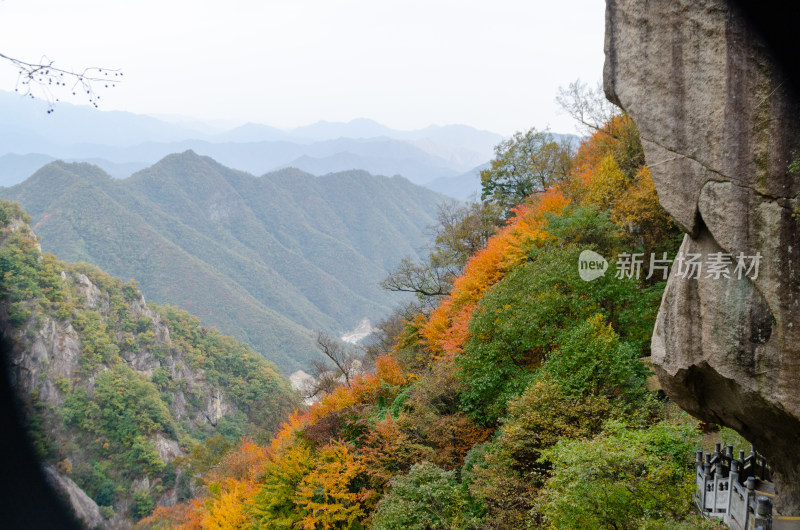 河南省洛阳白云山九龙潭秋天山谷风景