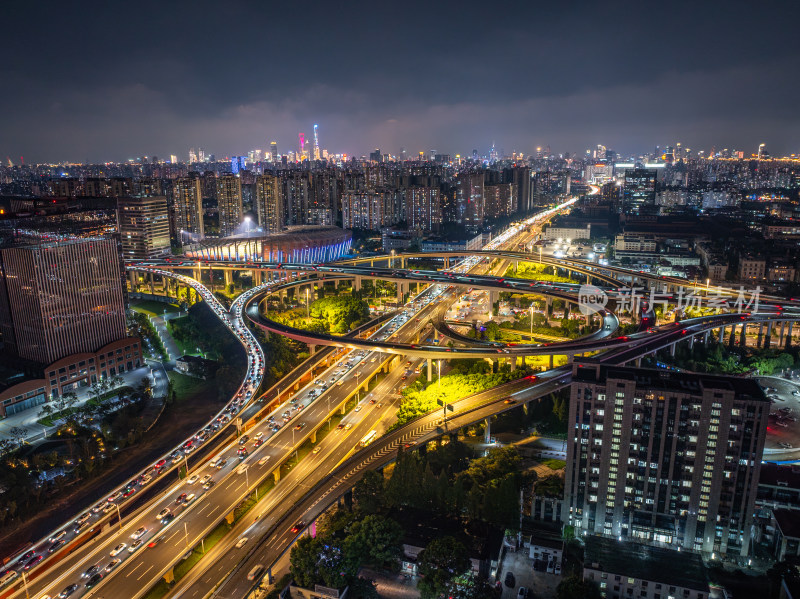 航拍上海汶水路立交桥城市晚高峰车来车往