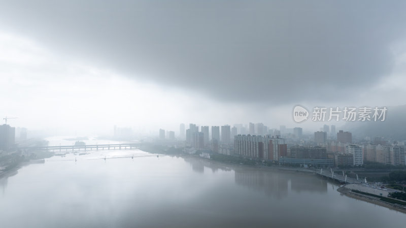 清晨城市河流晨雾飘渺宛若仙境