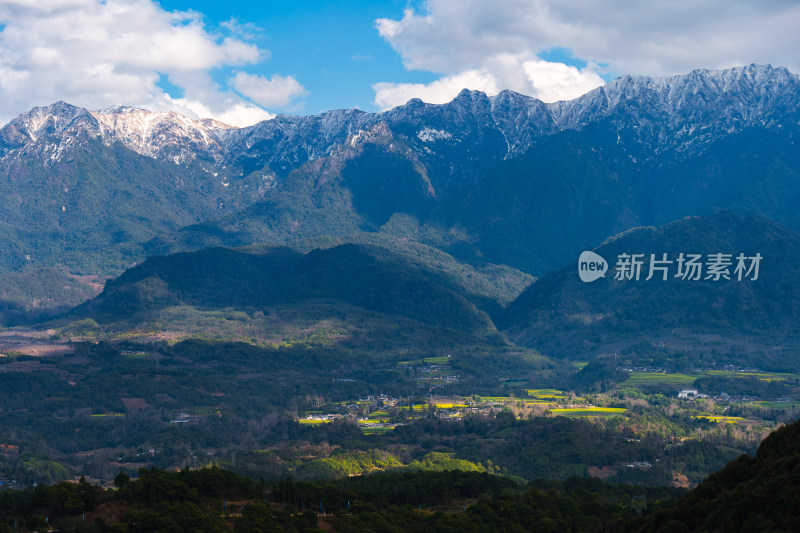 雪山下的山村风光全景