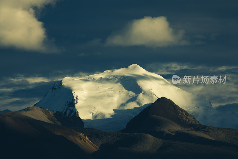 卓木玉莫雪山上的光影