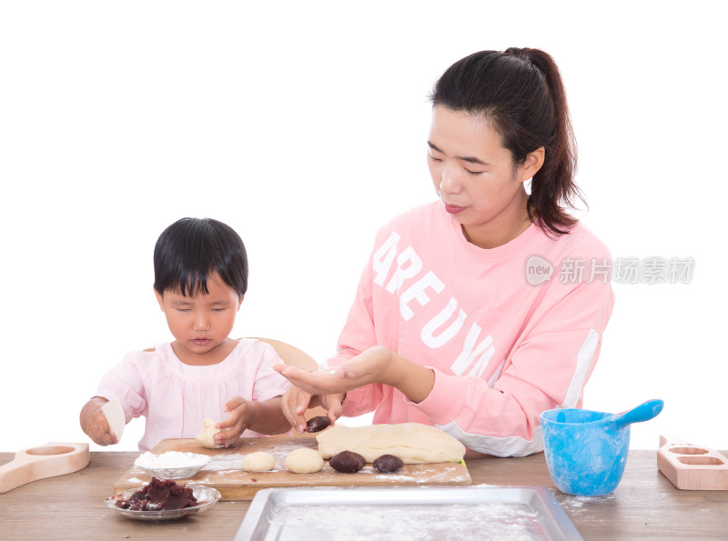 年轻妈妈手把手教孩子制作中秋月饼