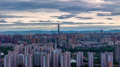 大风后成都的最高楼与远处清晰的龙泉山