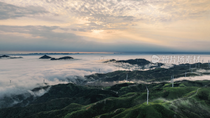 日落时分桂林高山上的云海和风力发电风车