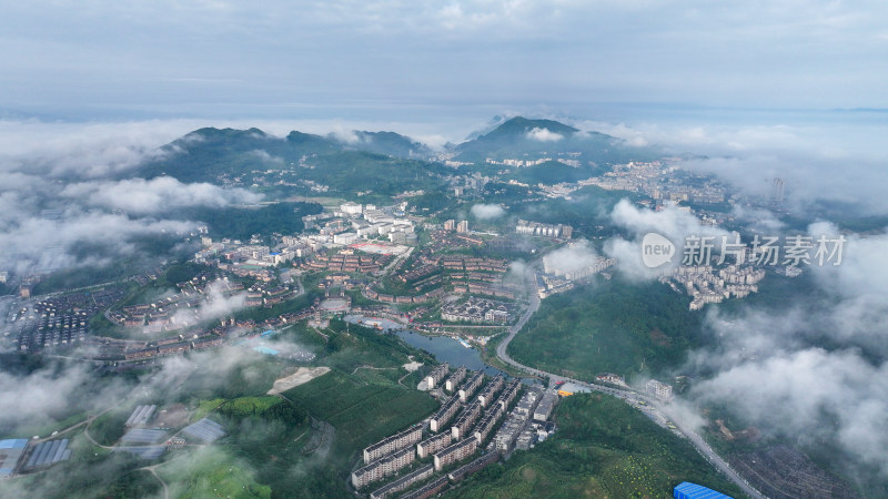 4k航拍晴隆阿妹戚托小镇 云雾缭绕小镇