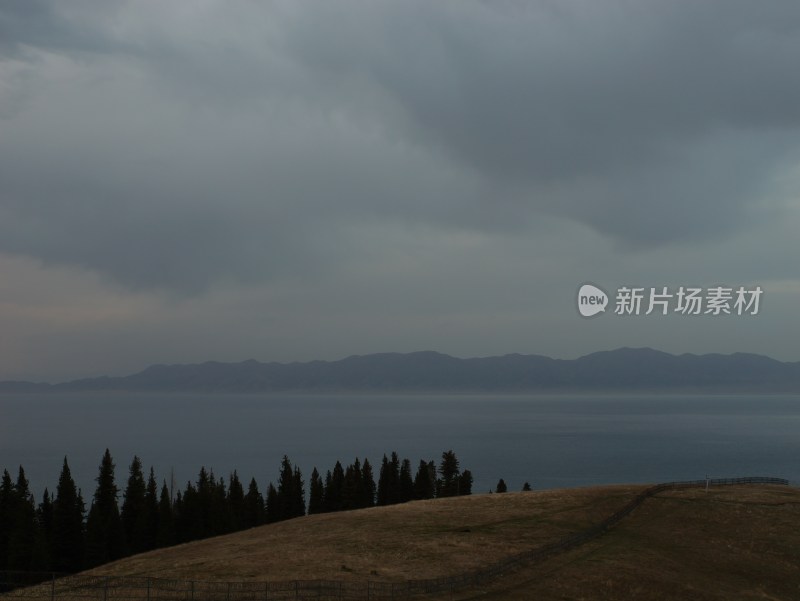 阴天赛里木湖全景