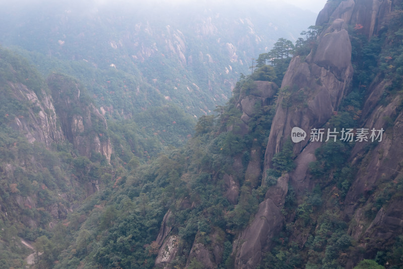 云雾下，安徽黄山风景区风光