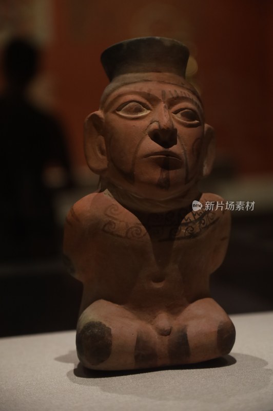 古代陶制人物雕像特写