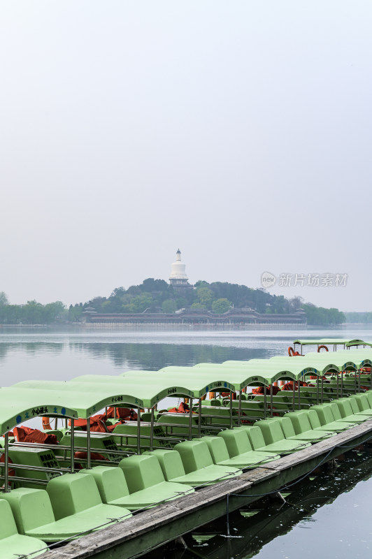 北海公园春天早晨湖面雾气倒影风光