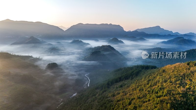 重庆酉阳：霜降后的山坡“红似火”