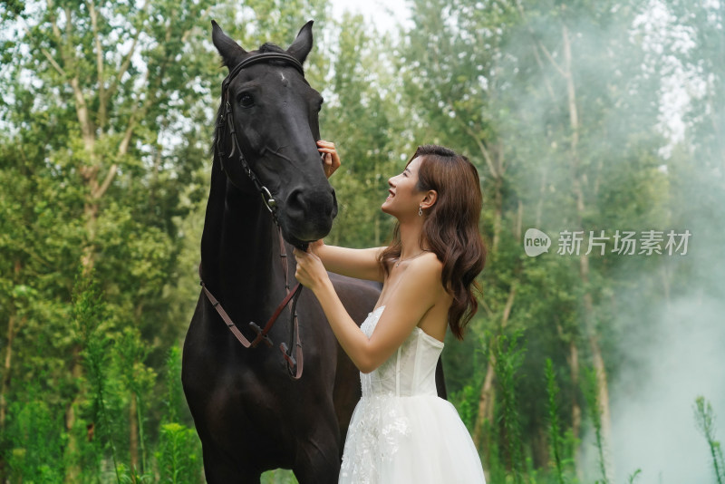 户外漂亮的年轻女人和马