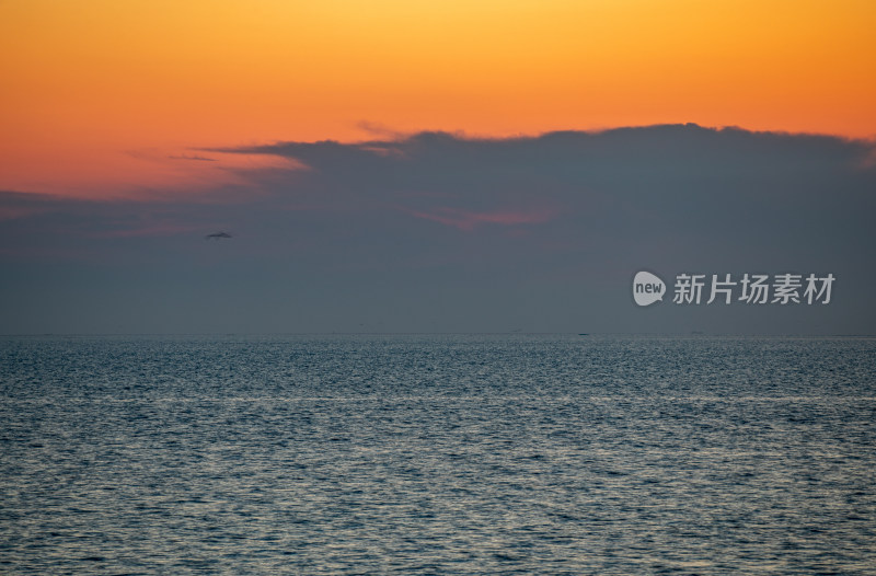 山东烟台东山栈桥海上日出前的朝霞景观