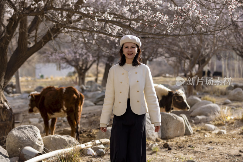 年轻女子在新疆杏花村旅行