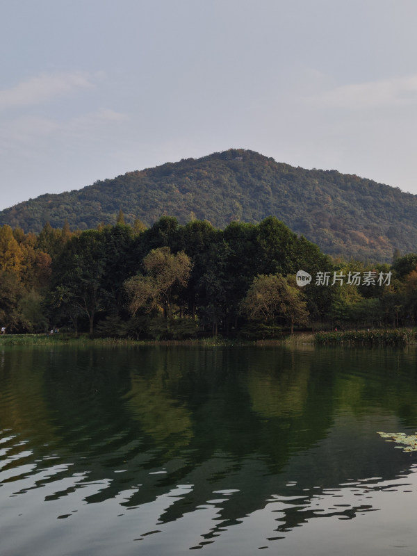 浴鹄湾湖边山林自然风光