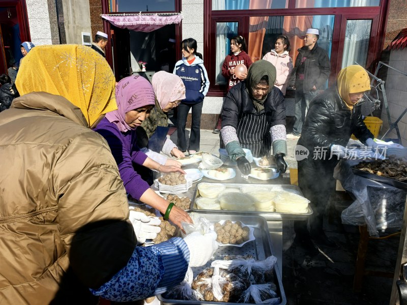 户外多人一起制作食物的忙碌场景