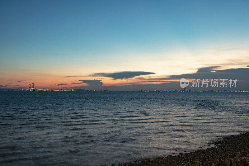 黄昏时的深圳西湾与深中通道