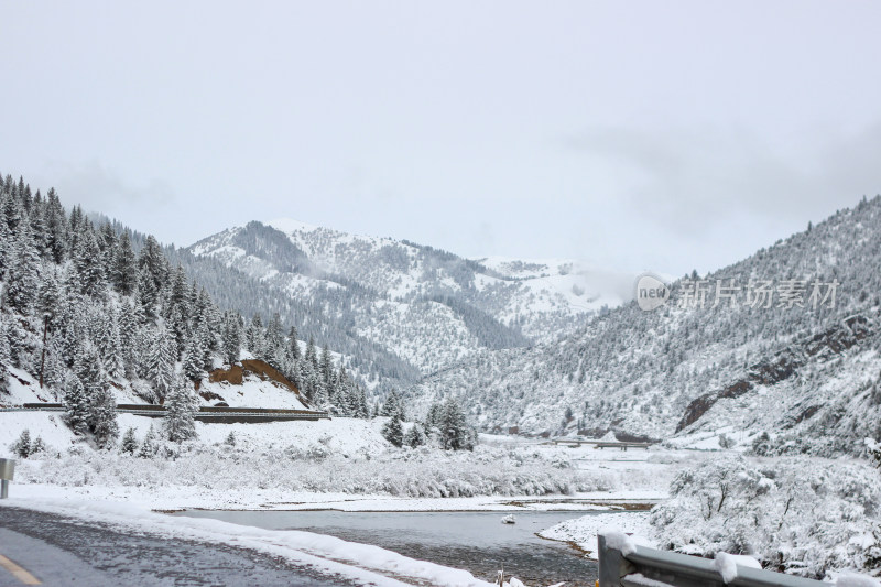 西藏昌都地区川藏线沿途雪景地形