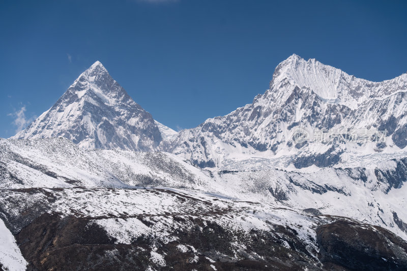 西藏山南洛扎秘境库拉岗日雪山湖泊壮丽景色