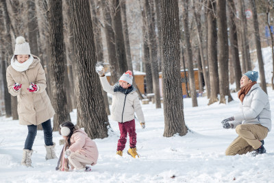 雪地里打雪仗的快乐家庭