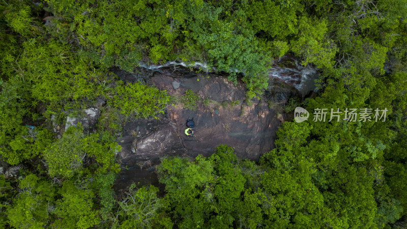 航拍雨后的深圳南澳山林生态风景