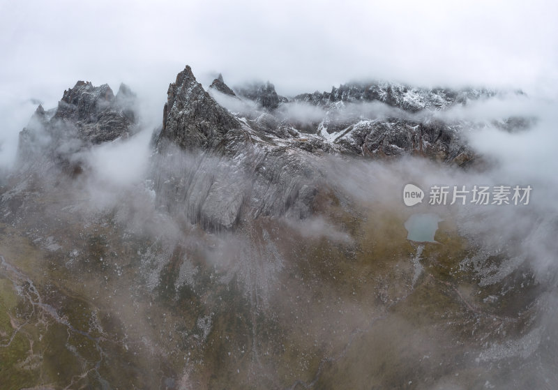 四川阿坝州莲宝叶则石头山晨雾高空航拍