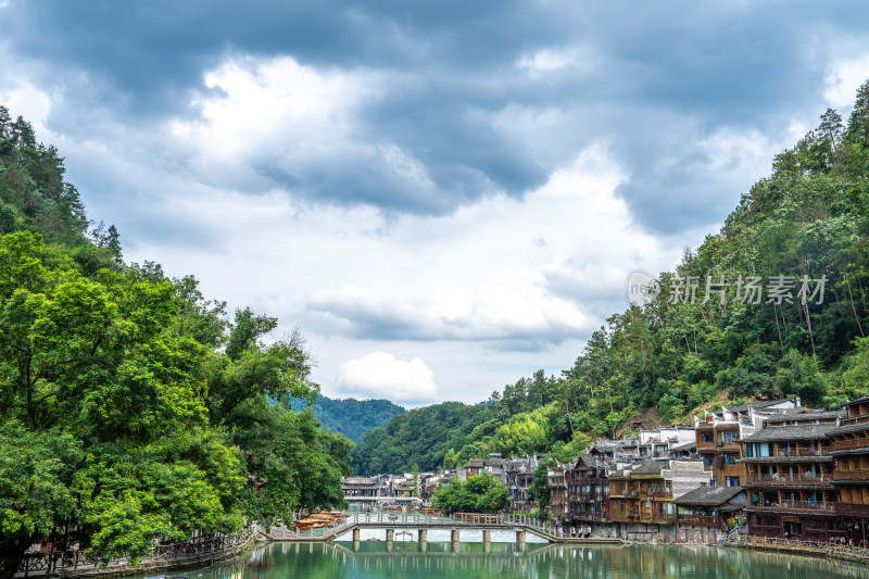 凤凰古城河畔苗族建筑与青山